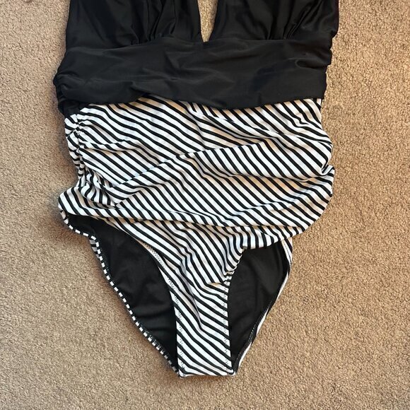 Cupshe One Piece Swimsuit Black white stripes Halter top size L NWT - Picture 2 of 4